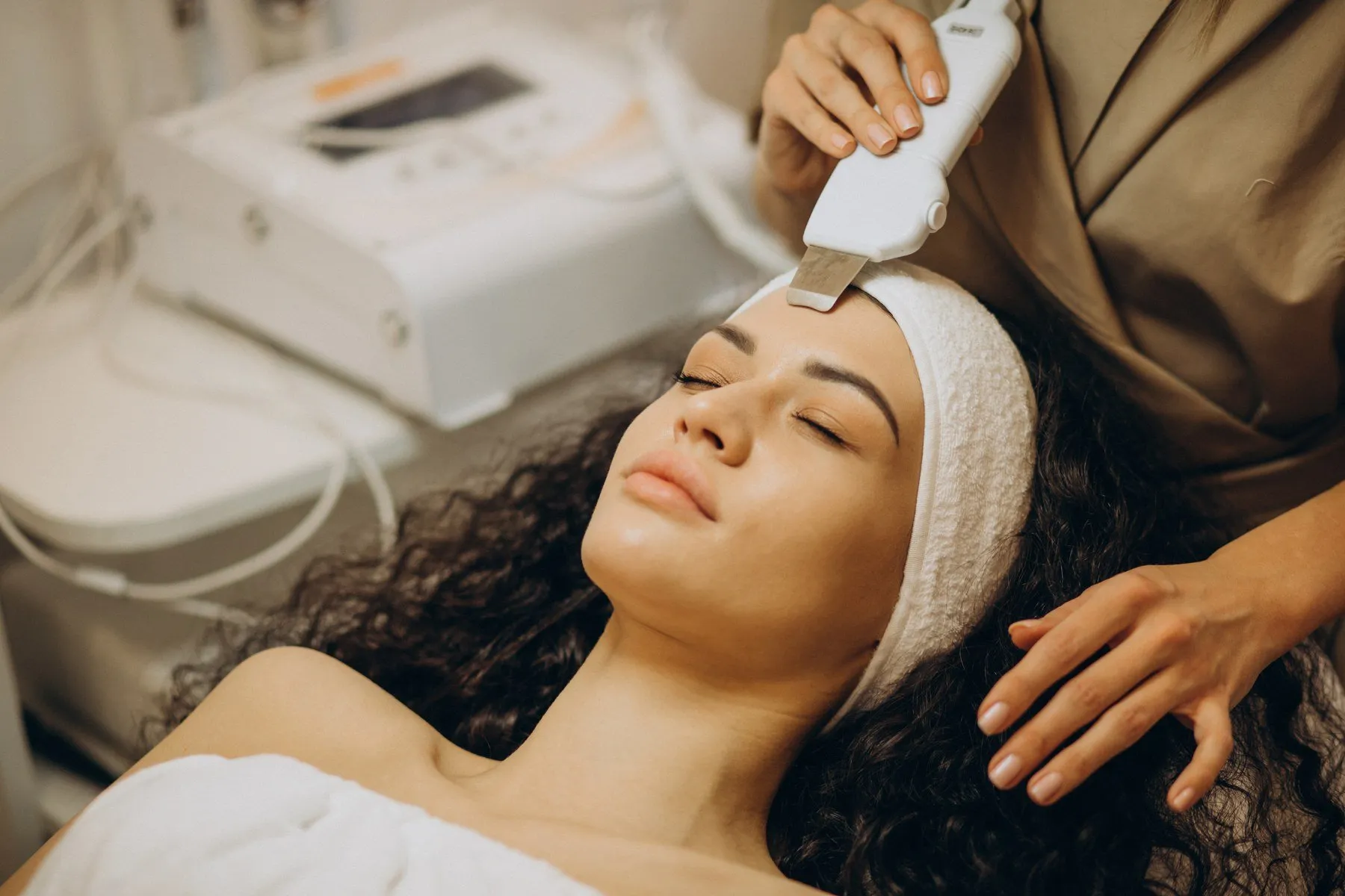 Cliente recebendo limpeza de pele com espátula ultrassônica